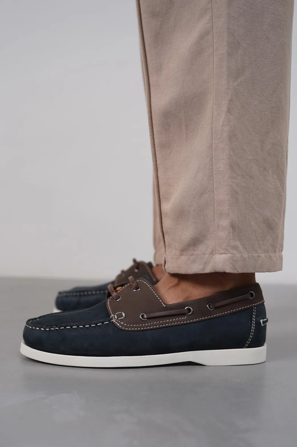 CONTRAST LEATHER BOAT SHOES